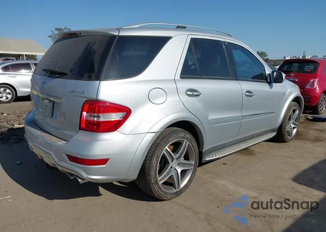 2009 Mercedes-Benz Ml 63 Amg 4Matic z USA, uszkodzony, nr VIN 4JGBB77E79A475970